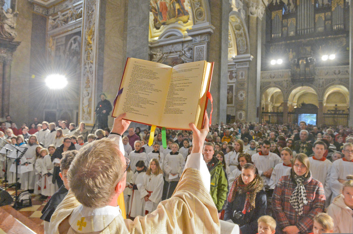 Wortgottesdienst, Priester zeigt das Evangelium, Evangeliar