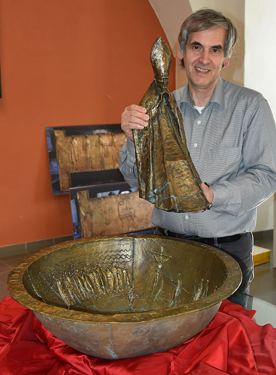 Edgar Huber, Sohn des Künstlers, beim Aufbau der Ausstellung