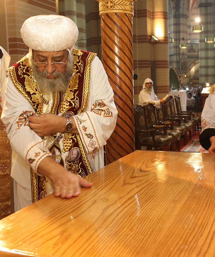 Papst-Patriarch Tawadros II. salbt und weiht den neuen Altar in der Kirche 'Maria vom Siege'