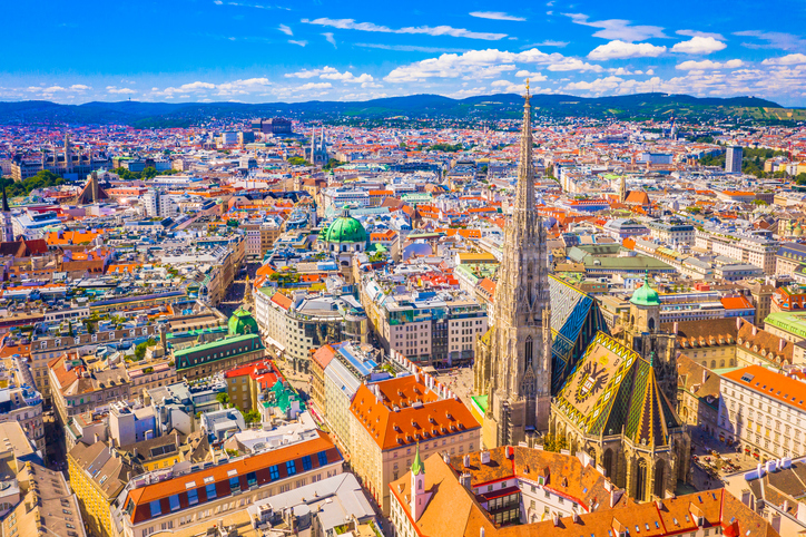 Blick über Wien mit dem Stephansdom im Vordergrund.