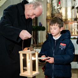 Friedenslicht in Wien angekommen / Erzdiözese Wien/ Schönlaub, Stephan Schönlaub