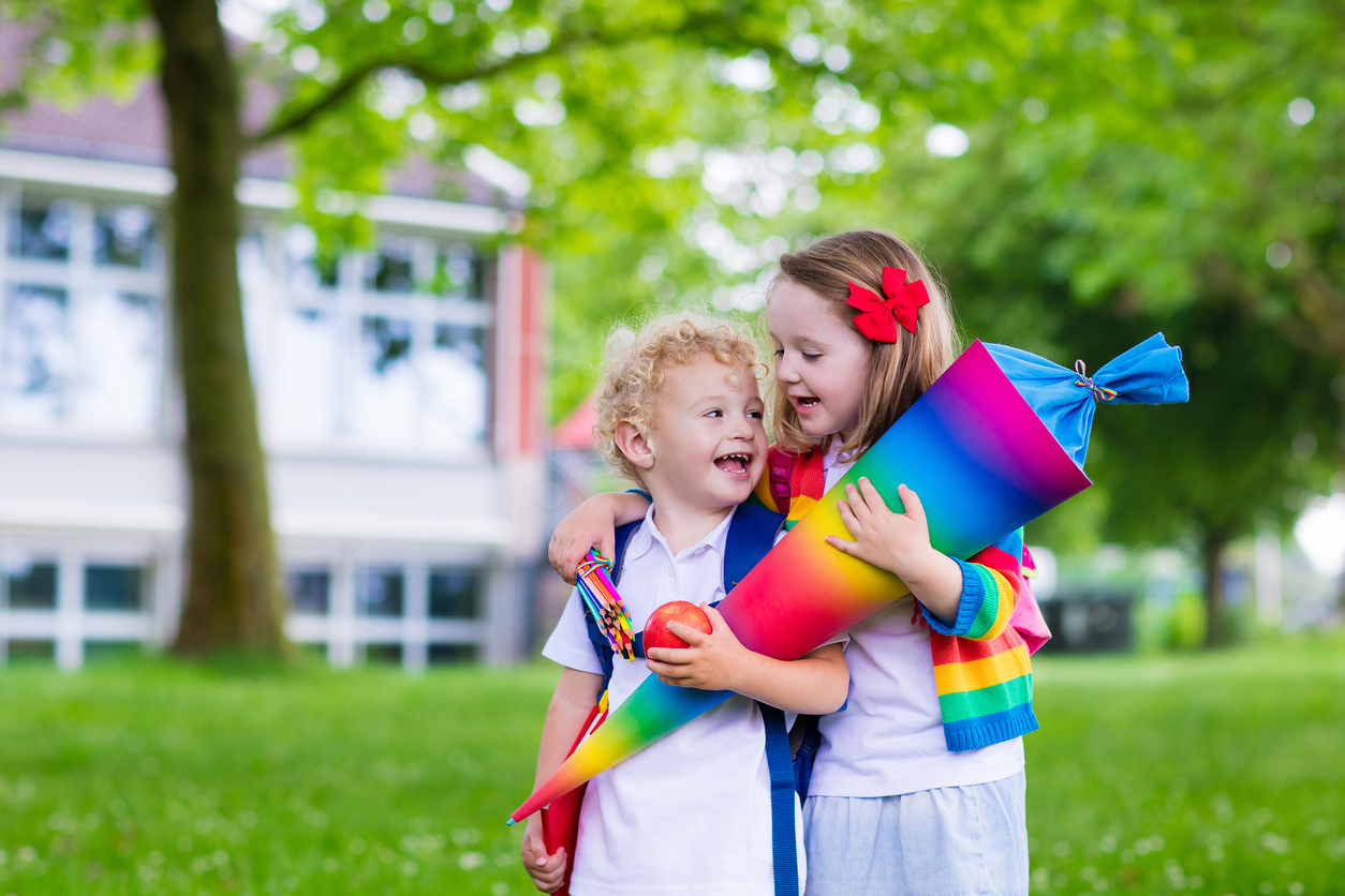 Kinder mit Schultüte zum Schulbeginn